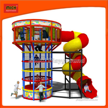 Patio de juegos de atracciones con una torre de araña para niños